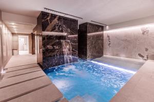 un bagno con cascata e doccia ad acqua. di LLAC Living Nature Hotel a Limone sul Garda