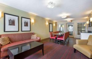 A seating area at Extended Stay America Suites - Washington, DC - Alexandria - Eisenhower Ave