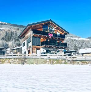 O vedere generală la munți sau o vedere la munte luată de la acest apartament