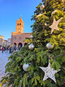 un arbre de Noël devant un bâtiment dans l'établissement Locanda San Paolo, à Monza