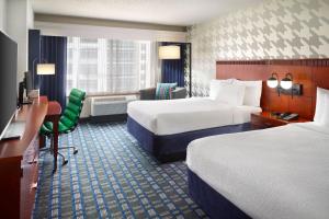 een hotelkamer met 2 bedden en een bureau bij Courtyard Arlington Crystal City/Reagan National Airport in Arlington