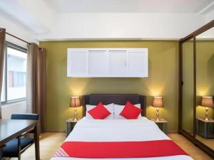 Meple Hotel Skudai में एक कमरे में एक या कई बेड