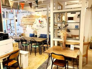 高松市にあるKotori Coworking & Hostel Takamatsuのテーブルと椅子が備わるレストラン