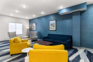 Uma área de estar em Comfort Inn & Suites near Tinley Park Amphitheater