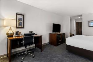 Uma TV ou centro de entretenimento em Comfort Inn & Suites near Tinley Park Amphitheater