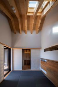 Llit o llits en una habitació de 富士山リトリートMUKUten舎 富士宮 MtFuji Retreat MUKUtensha Fujinomiya natural wood retreat hotel