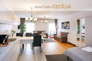 Зона вітальні в Apartmány MÚDRA SOVA