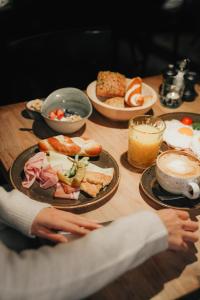 Makanan di atau berdekatan hotel