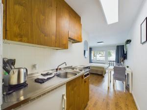 Una cocina o kitchenette en Enjoy the View Apartment Close to Zermatt with Parking