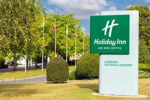 Et logo, certifikat, skilt eller en pris der bliver vist frem på Holiday Inn London - Gatwick Airport, an IHG Hotel