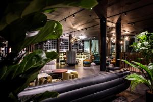 un restaurant avec des plantes au milieu d'une pièce dans l'établissement Motel One Antwerp, à Anvers