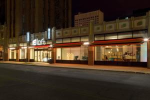 uma loja na frente de um edifício à noite em Aloft El Paso Downtown em El Paso