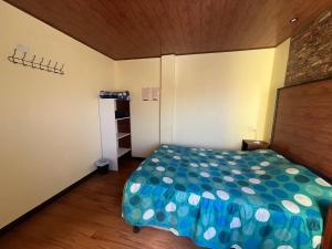 una camera con letto e lenzuola a pois di C&M Exclusive Private Rooms a Quetzaltenango