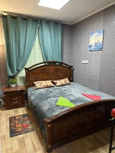 Una cama o camas en una habitación de ArArAt-POZNYAKI Hostel KYIV