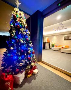 un arbre de Noël dans le hall d'un magasin dans l'établissement 嵐 Hotel Arashi 難波南店 Nambaminami, à Osaka