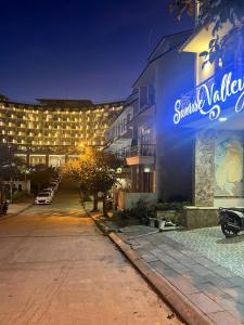 ein Gebäude mit einem Schild an der Straßenseite in der Unterkunft Sunrise Valley Dalat Hotel in Da Lat