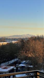 una vista invernale su una città con neve sul terreno di Garnet Hotel Tashkent a Tashkent