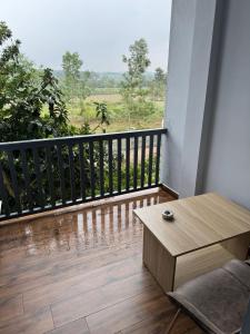 Camera con tavolo e balcone con vista. di Holiday village - Preminum rooms in Coorg a Kushalnagar