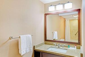 ห้องน้ำของ Ramada by Wyndham Seekonk Providence Area