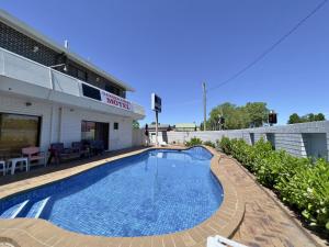 Kolam renang di atau dekat dengan Albury Garden Court Motel