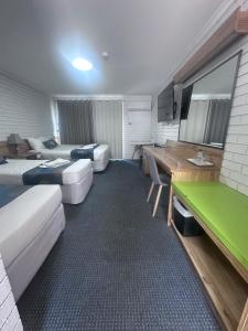 Televisyen dan/atau pusat hiburan di Albury Garden Court Motel