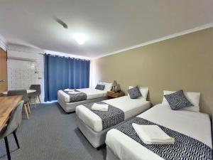 Katil atau katil-katil dalam bilik di Albury Garden Court Motel