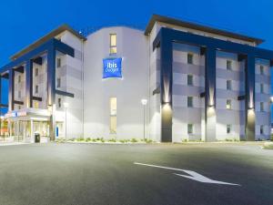 hotel z niebieskim znakiem na boku w obiekcie Ibis Budget Valence Sud w mieście Valence