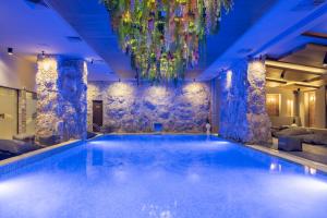 una piscina in un hotel con lampadario a braccio di Premier Luxury Mountain Resort a Bansko