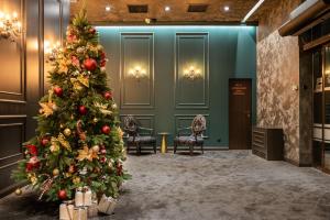 un albero di Natale in una stanza con sedie di Premier Luxury Mountain Resort a Bansko