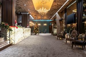 un atrio con un albero di Natale al centro di Premier Luxury Mountain Resort a Bansko