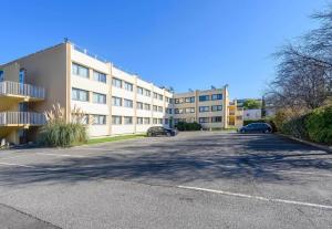 een parkeerplaats voor een groot gebouw bij B&B HOTEL Toulouse Université in Toulouse