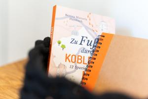 um livro sentado em cima de uma mesa em Hozo1-Exklusiv Apartment der Roze Living em Koblenz