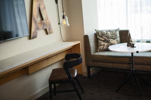 sala de estar con silla y mesa en Renaissance Allentown Hotel, en Allentown