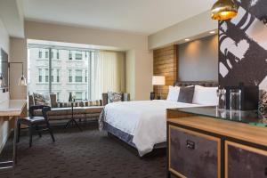 Habitación de hotel con cama grande y escritorio. en Renaissance Allentown Hotel, en Allentown