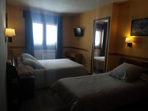 pokój hotelowy z 2 łóżkami i oknem w obiekcie Hotel Copacabana w mieście Pas de la Casa