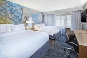 A bed or beds in a room at Courtyard by Marriott Secaucus Meadowlands