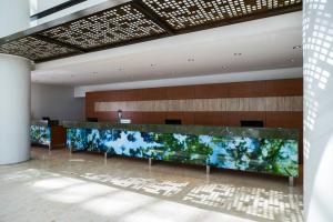 een lobby met een groot aquarium in het midden bij Renaissance Schaumburg Convention Center Hotel in Schaumburg