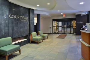 O saguão ou recepção de Courtyard by Marriott Harrisburg Hershey