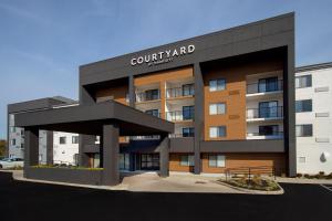 Blick auf ein Gebäude mit Innenhof in der Unterkunft Courtyard by Marriott Cincinnati Airport in Erlanger