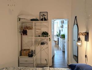 une chambre avec une étagère blanche et des vêtements dans l'établissement Union Square Sanctuary - Chic One Bedroom Retreat in Downtown Manhattan, à New York