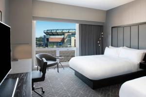 una camera d'albergo con letto, scrivania e finestra di Renaissance Boston Patriot Place Hotel a Foxborough