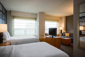 Krevet ili kreveti u jedinici u objektu Renaissance Chicago O'Hare Suites Hotel