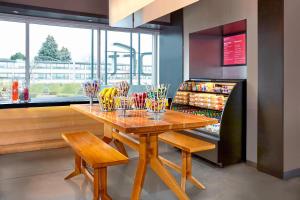 una mesa en una tienda con un estante de vasos en Aloft Montreal Airport, en Dorval