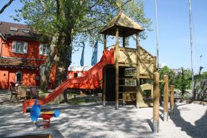 un parque con parque infantil con tobogán en Hotel Beim Schupi Karlsruhe, en Karlsruhe