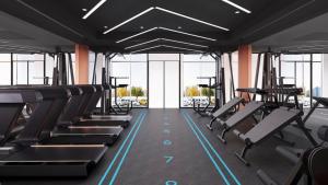 un gimnasio con filas de cintas de correr y bancos en Millennium Lakeview Hotel Formerly Copthorne Lakeview Hotel, en Dubái