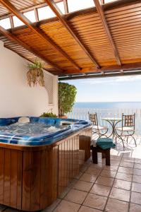 patio con vasca idromassaggio e vista sull'oceano di Hotel Eden Roc a Positano