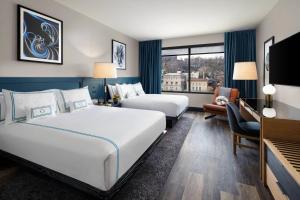 Cama ou camas em um quarto em The Oaklander Hotel, Autograph Collection