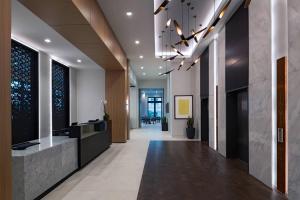 un corridoio di ufficio con una hall con reception di AC Hotel by Marriott Fort Worth Downtown a Fort Worth