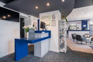 un negozio con un bancone blu con dei fiori sopra di ibis Styles Vannes Gare Centre a Vannes