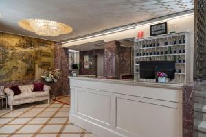 - un hall avec un bar et un canapé dans l'établissement Hotel Montecarlo, à Venise